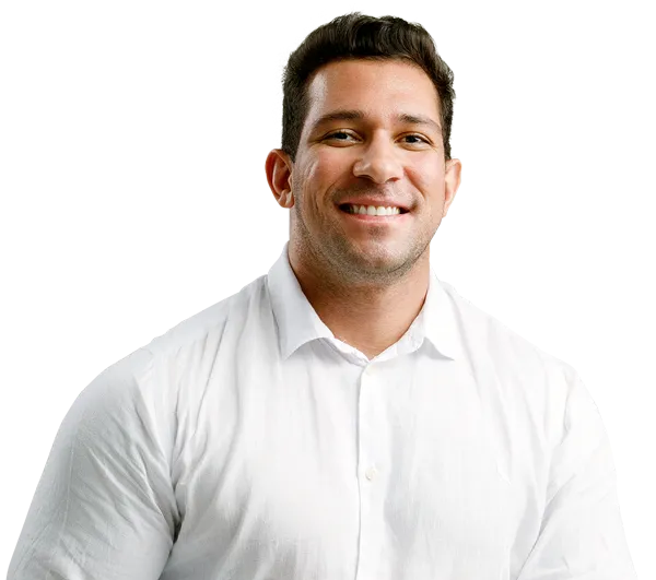 Dr. João Fonseca sorrindo, de camisa branca